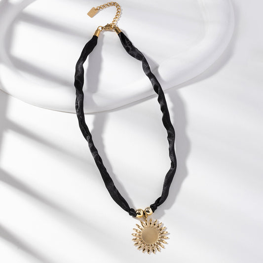 Collier en tissu avec soleil