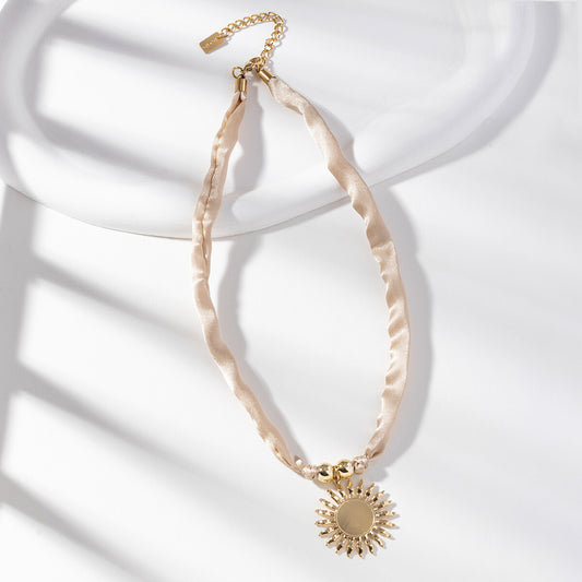 Collier tissu avec soleil